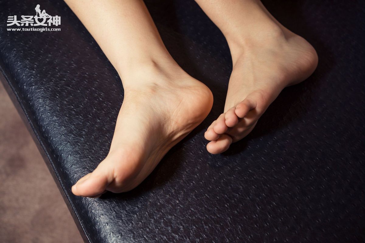 头条女神美女模特秦若兮樱桃小嘴性感玉足短发气质写真