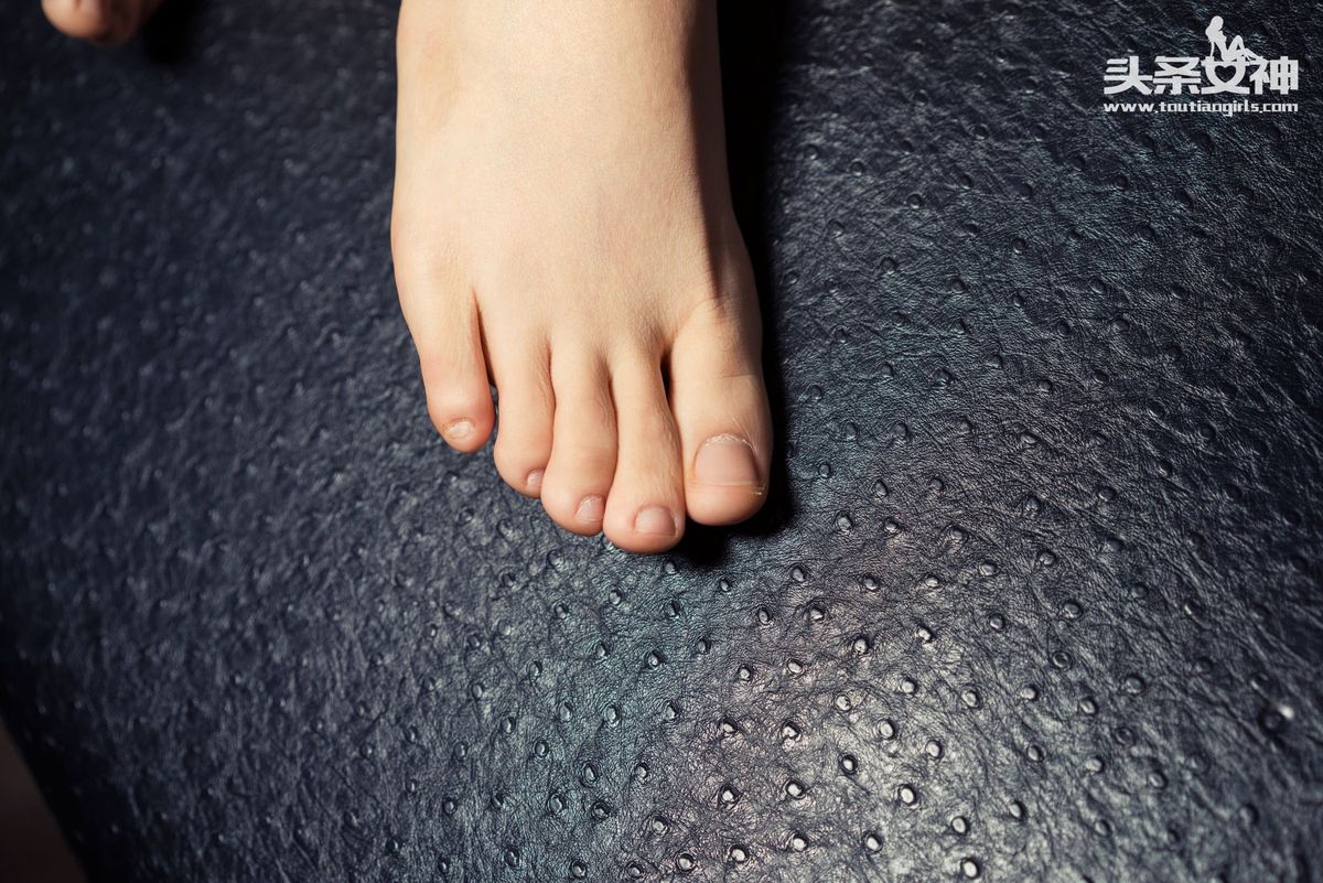 头条女神美女模特秦若兮樱桃小嘴性感玉足短发气质写真