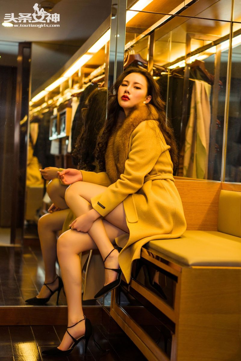 头条女神性感美女米娅Mia美腿翘臀内衣诱惑妖冶美套图