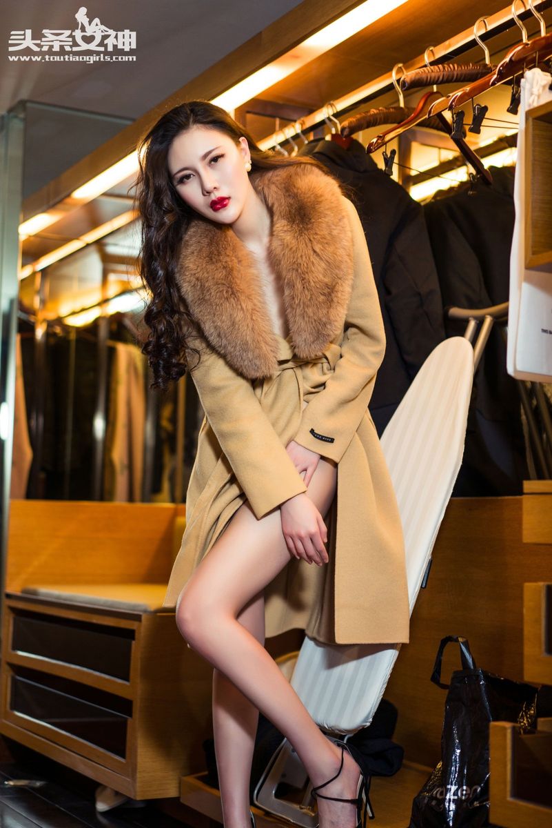 头条女神性感美女米娅Mia美腿翘臀内衣诱惑妖冶美套图