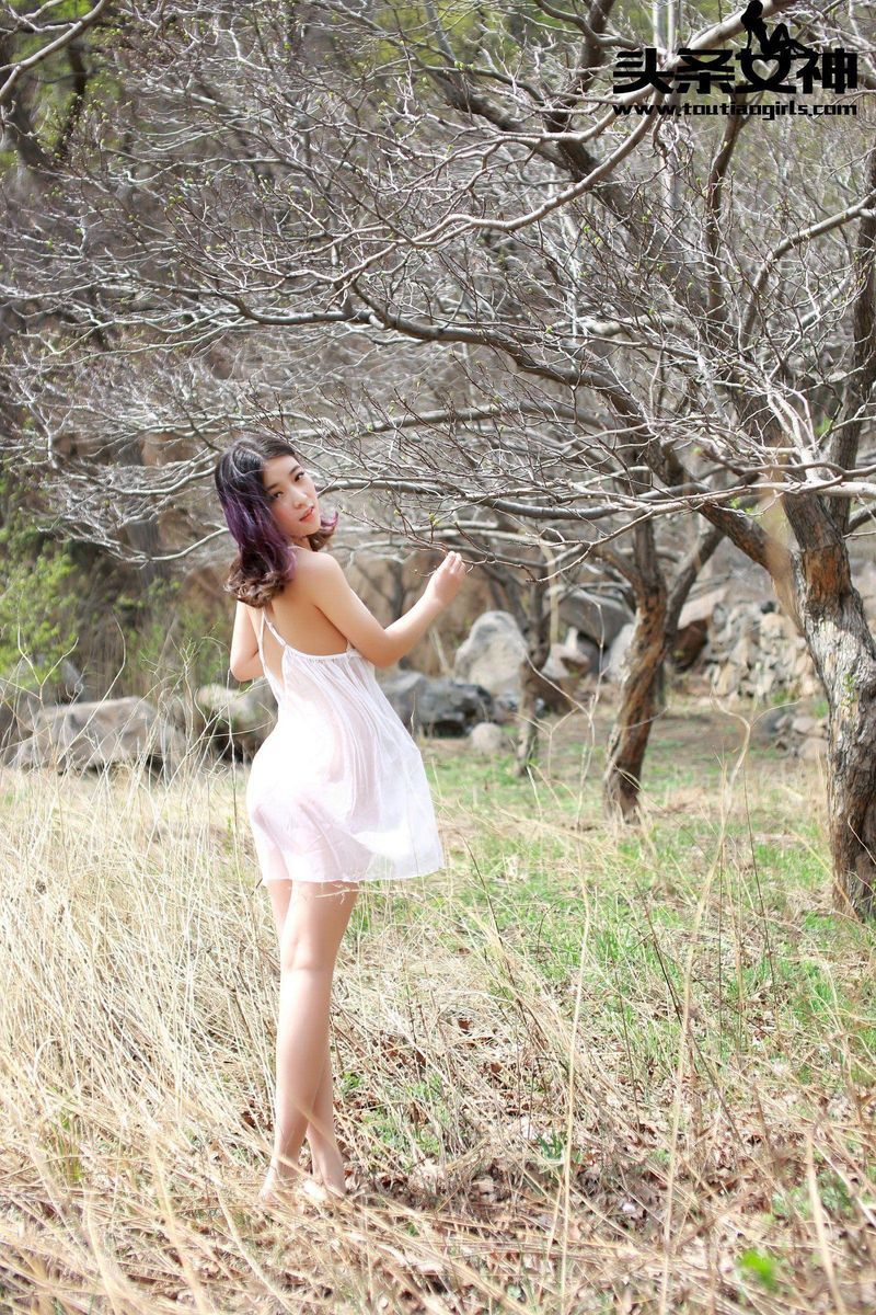 头条女神美女模特张小梦山谷露出美臀特刊大尺度福利套图