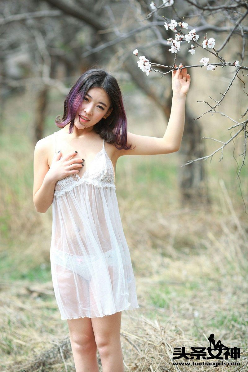 头条女神美女模特张小梦山谷露出美臀特刊大尺度福利套图