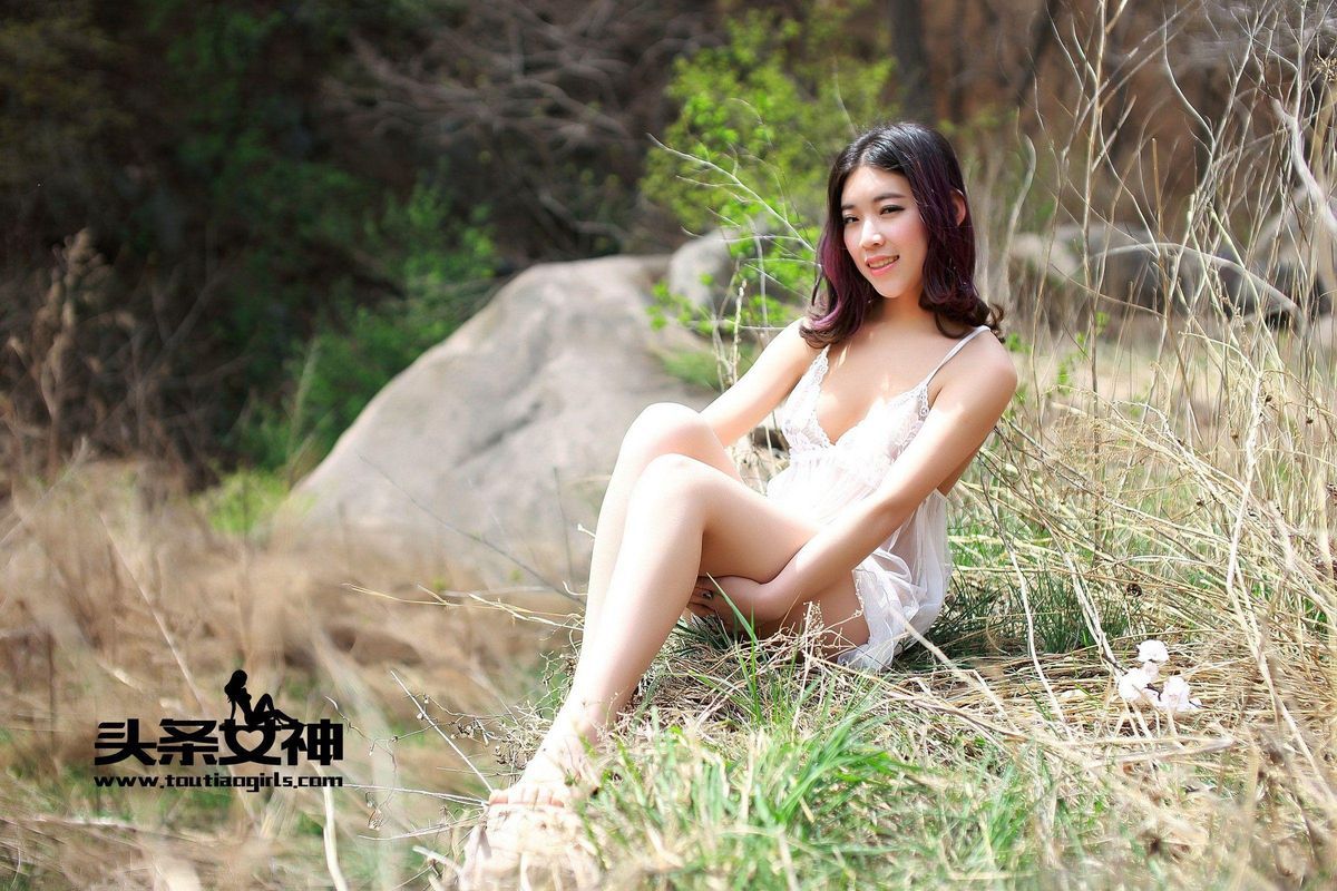 头条女神美女模特张小梦山谷露出美臀特刊大尺度福利套图