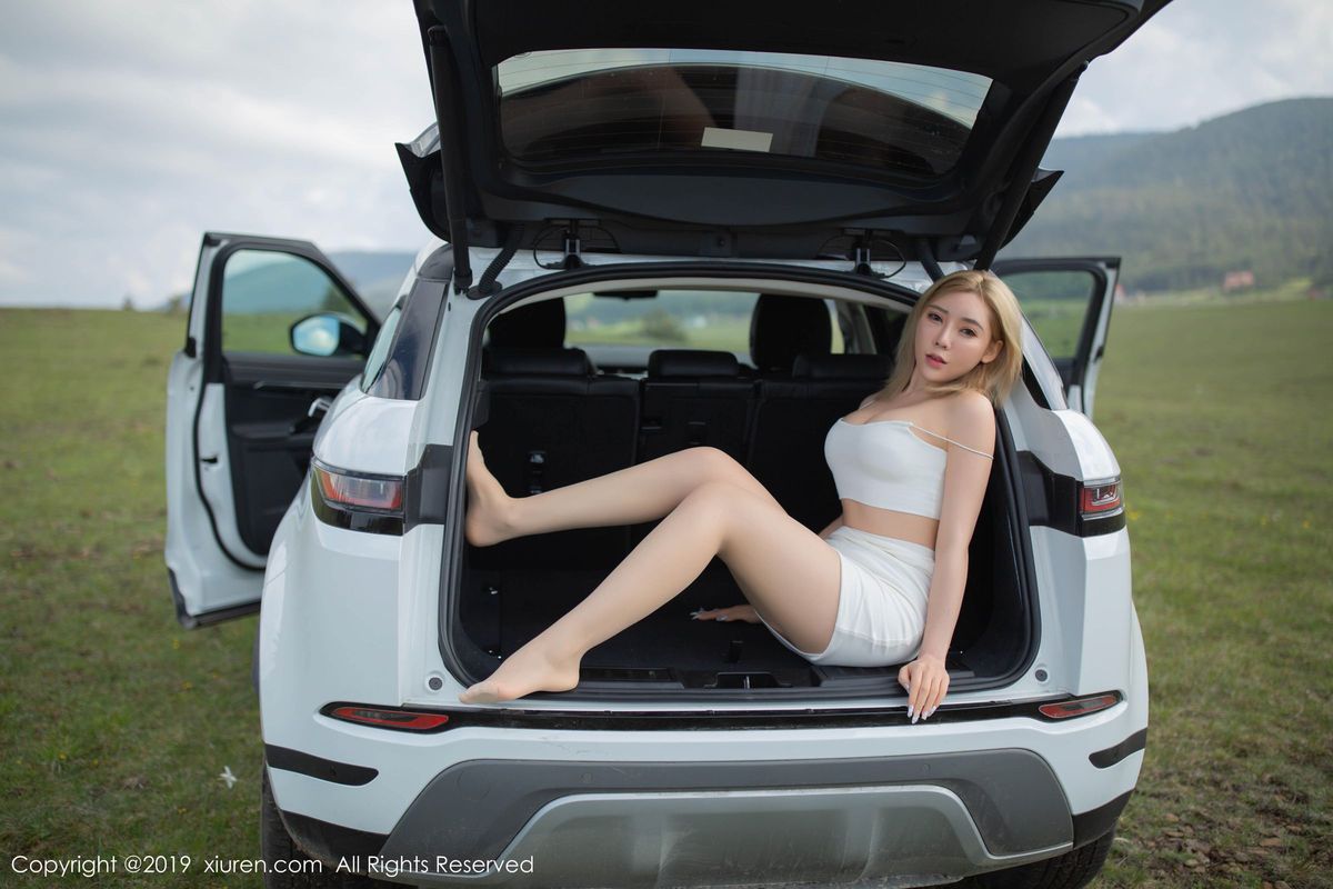 秀人网美女模特萌汉药baby精彩户外车拍丝袜媚态东欧旅拍