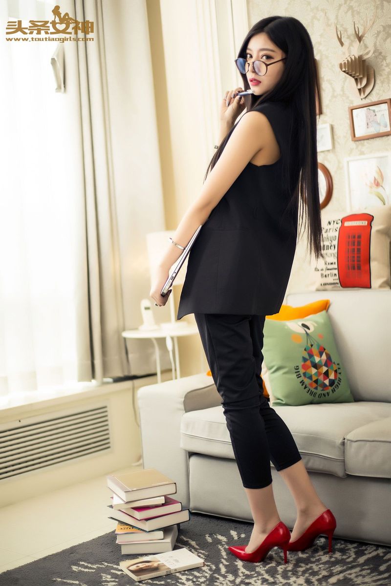 头条女神油画系小师妹flowers梵梵黑丝美腿大尺度魅惑写真