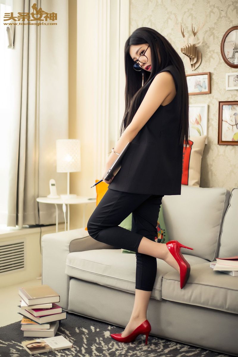 头条女神油画系小师妹flowers梵梵黑丝美腿大尺度魅惑写真