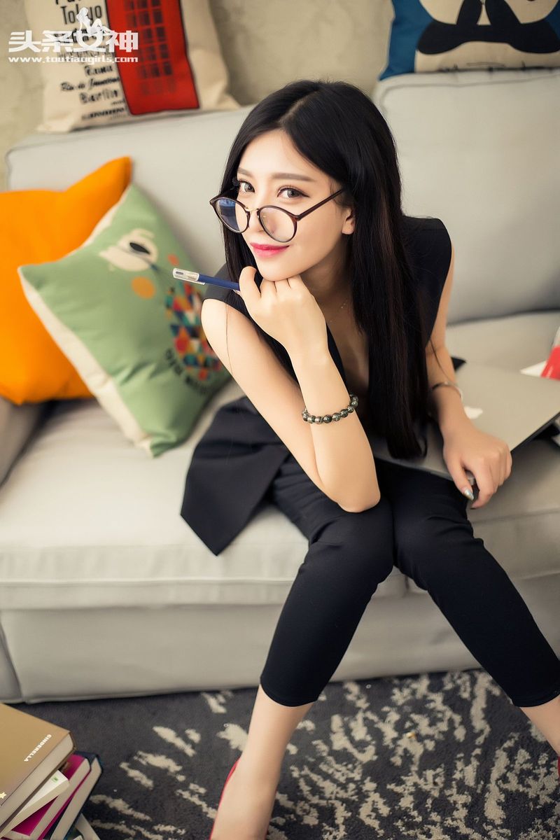 头条女神油画系小师妹flowers梵梵黑丝美腿大尺度魅惑写真