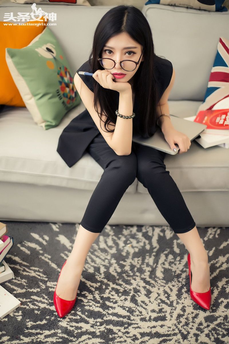 头条女神油画系小师妹flowers梵梵黑丝美腿大尺度魅惑写真