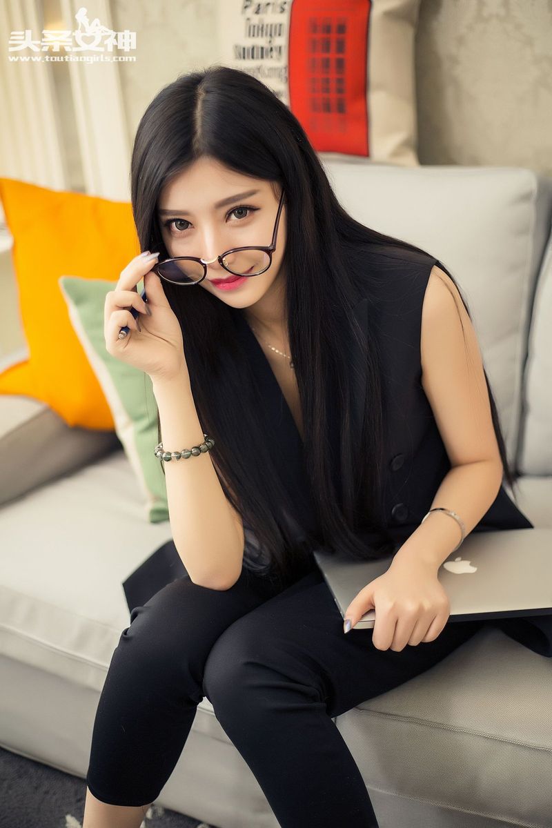 头条女神油画系小师妹flowers梵梵黑丝美腿大尺度魅惑写真