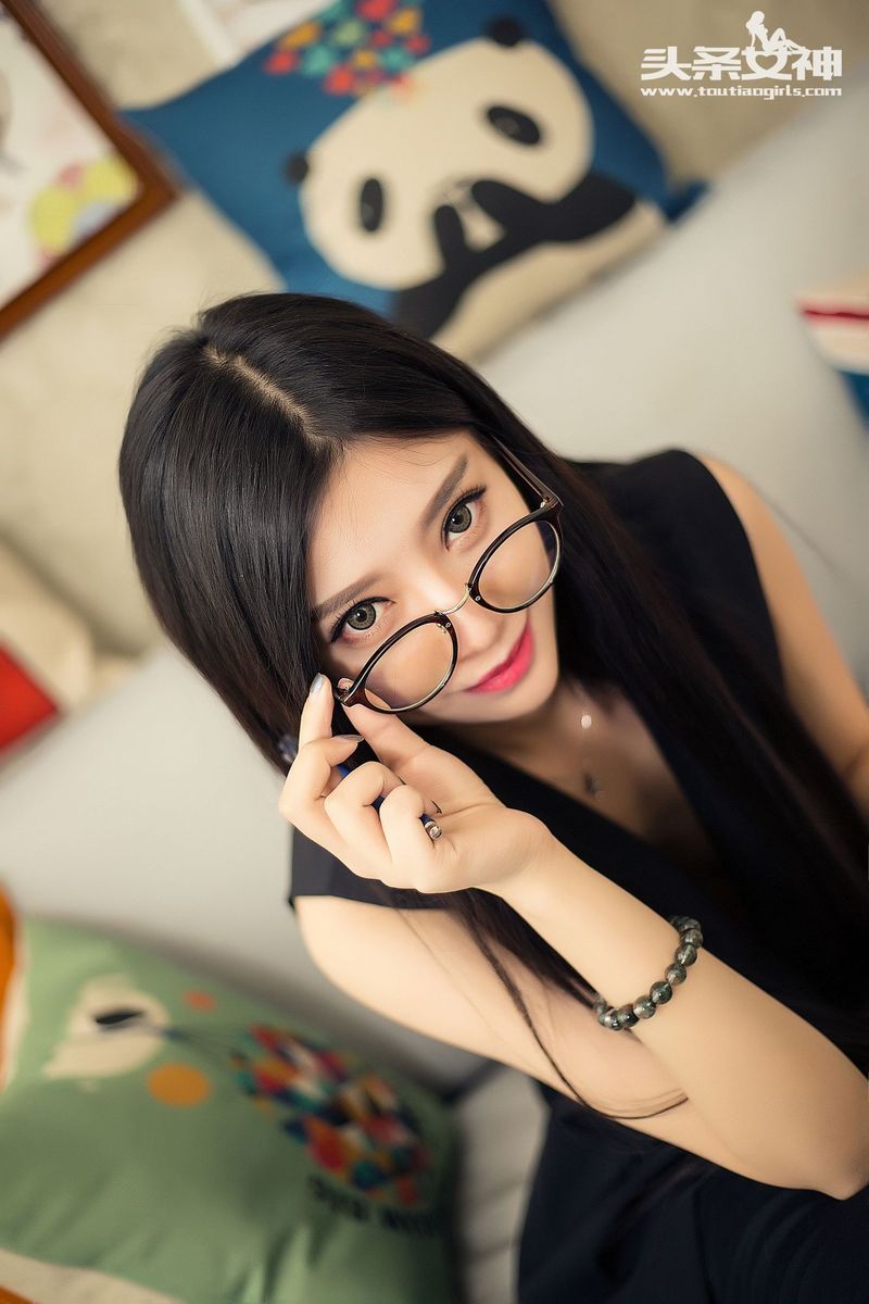 头条女神油画系小师妹flowers梵梵黑丝美腿大尺度魅惑写真