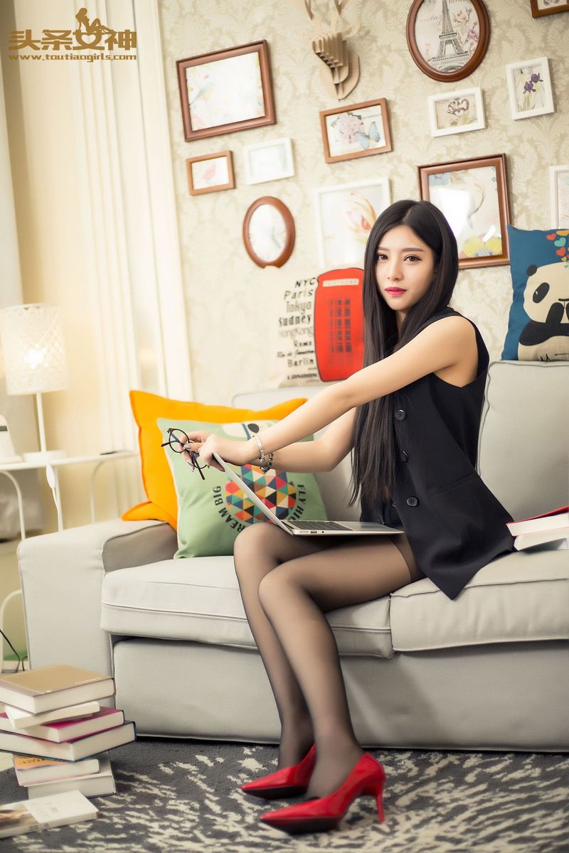 头条女神油画系小师妹flowers梵梵黑丝美腿大尺度魅惑写真