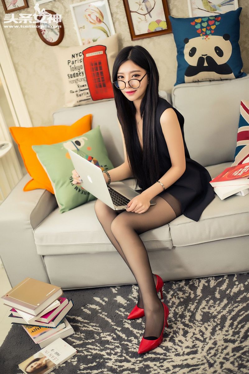 头条女神油画系小师妹flowers梵梵黑丝美腿大尺度魅惑写真