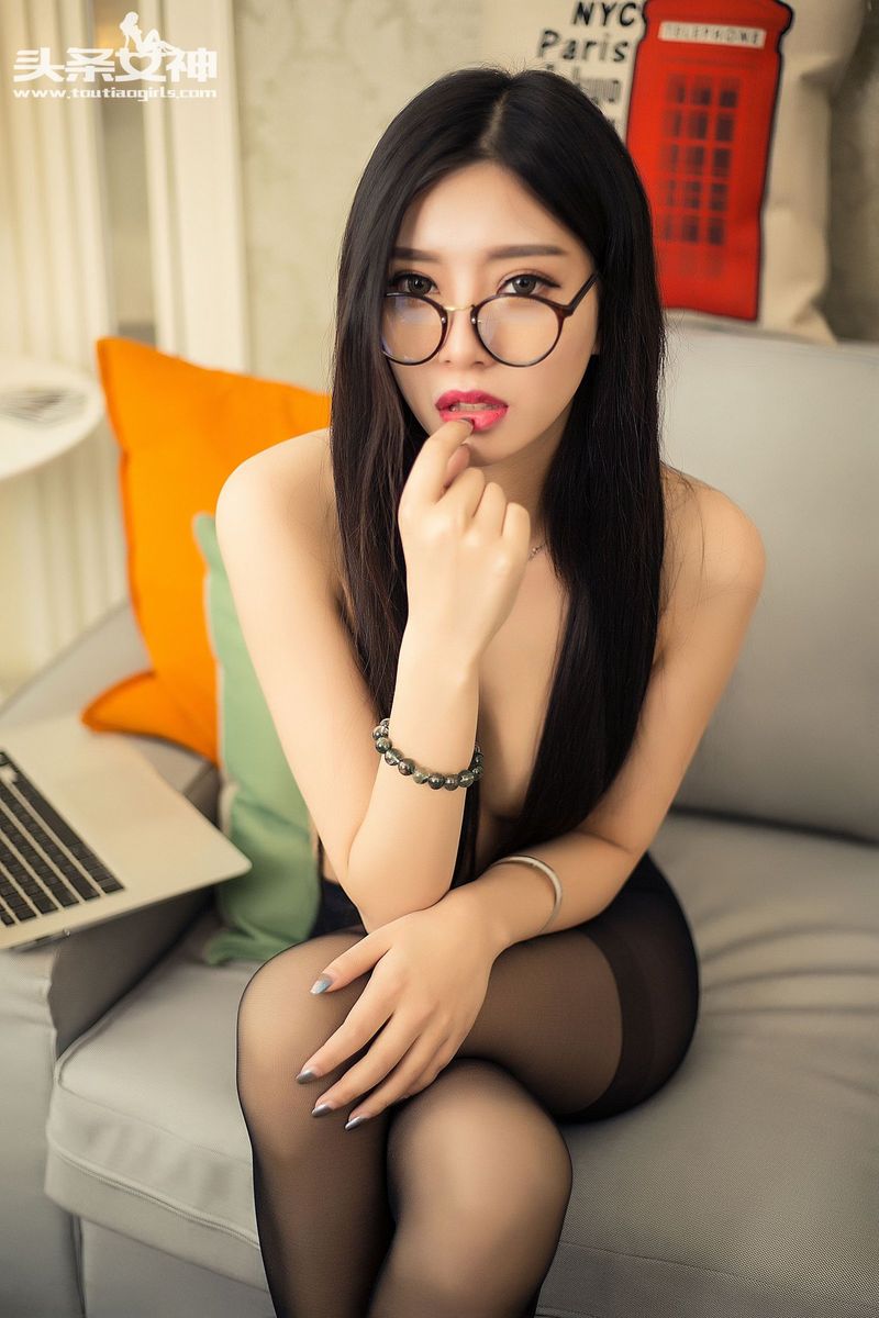 头条女神油画系小师妹flowers梵梵黑丝美腿大尺度魅惑写真