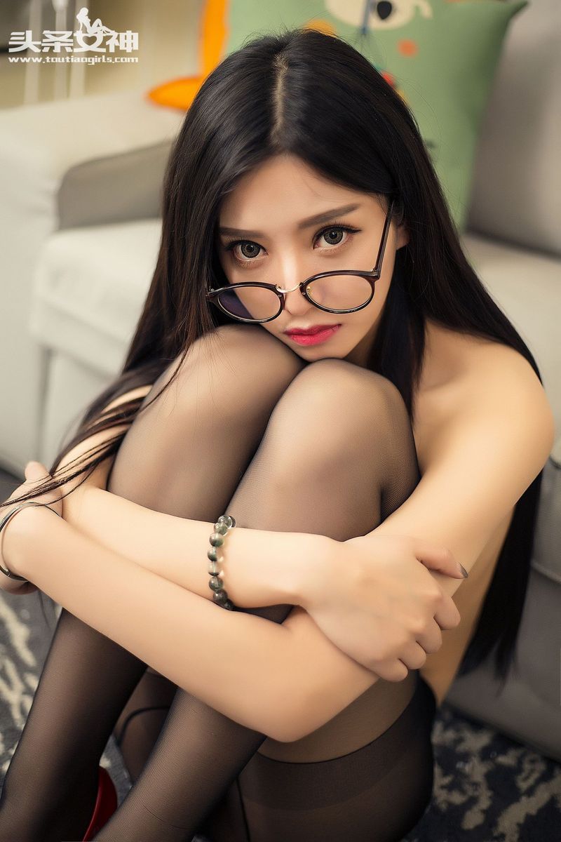 头条女神油画系小师妹flowers梵梵黑丝美腿大尺度魅惑写真