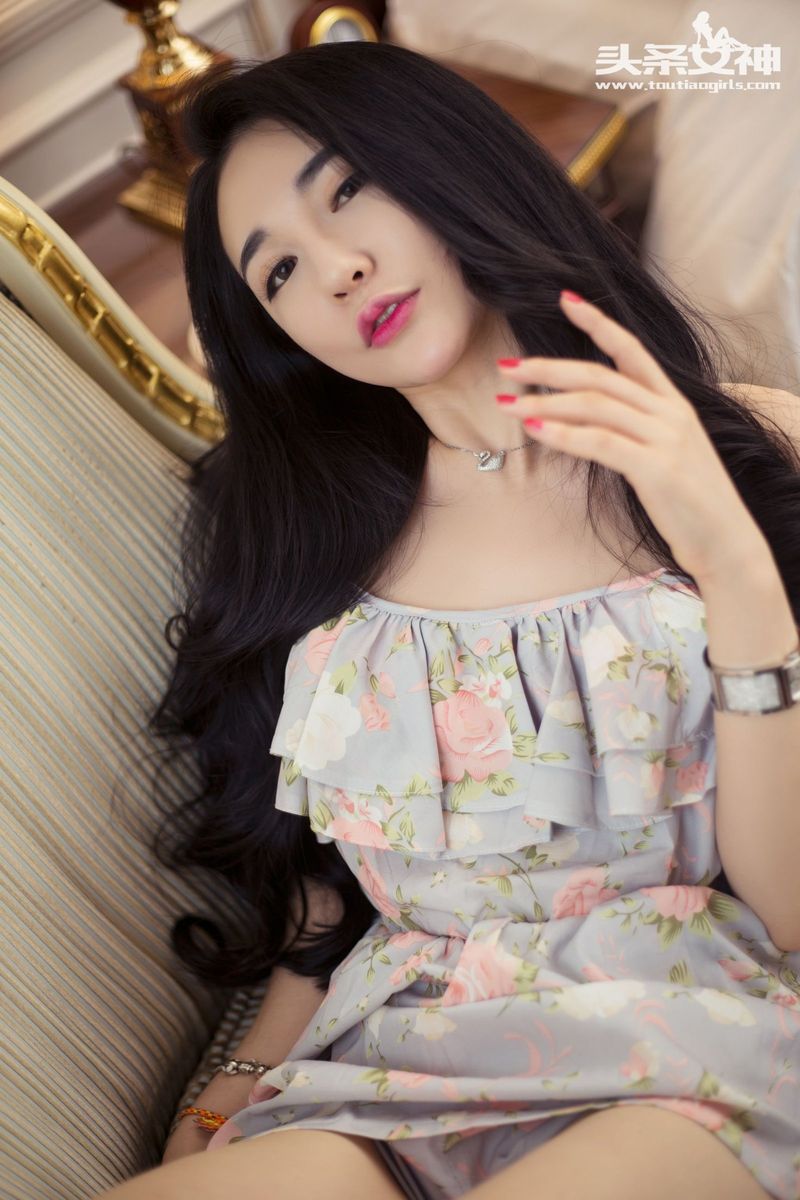 头条女神性感美女耿珊珊修长美腿花裙子系列知性妩媚写真