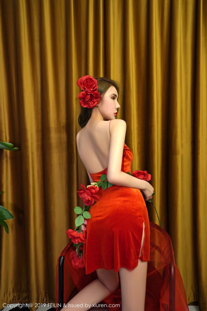 嗲囡囡美女模特伍月yuer红色情趣旗袍职场OL装扮性感写真