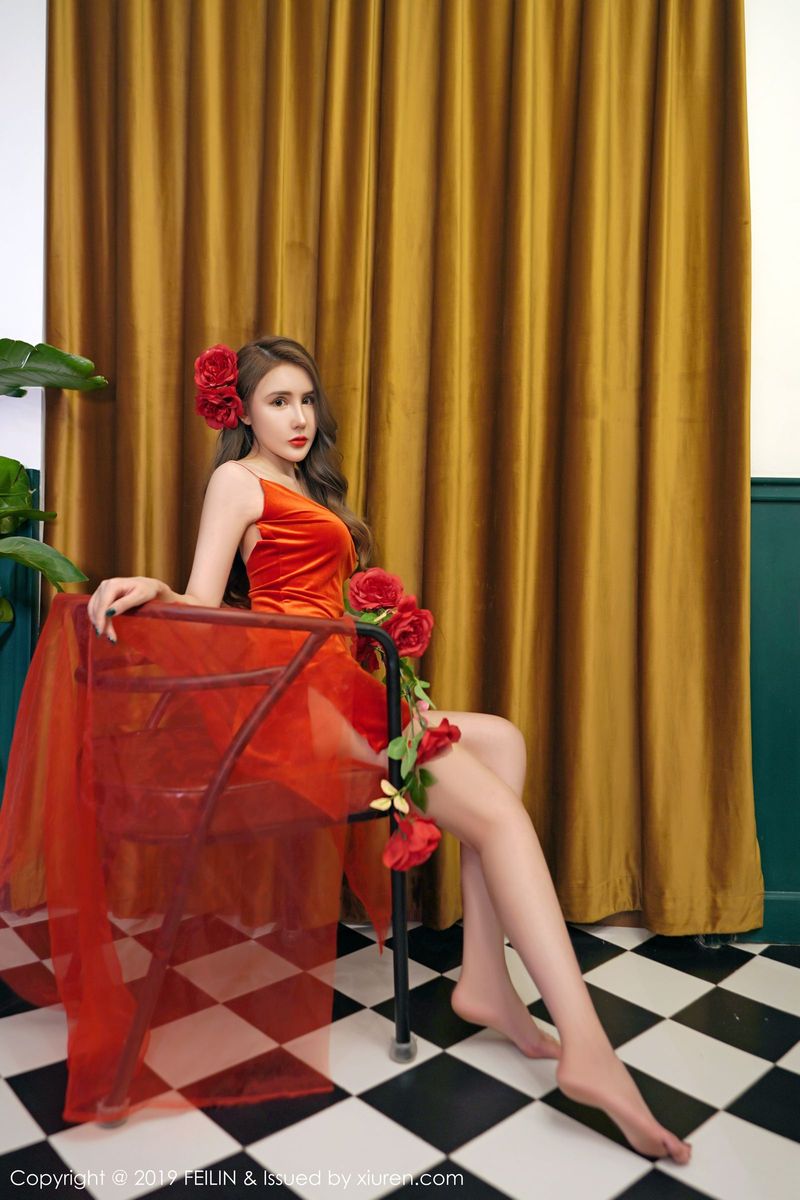 嗲囡囡美女模特伍月yuer红色情趣旗袍职场OL装扮性感写真