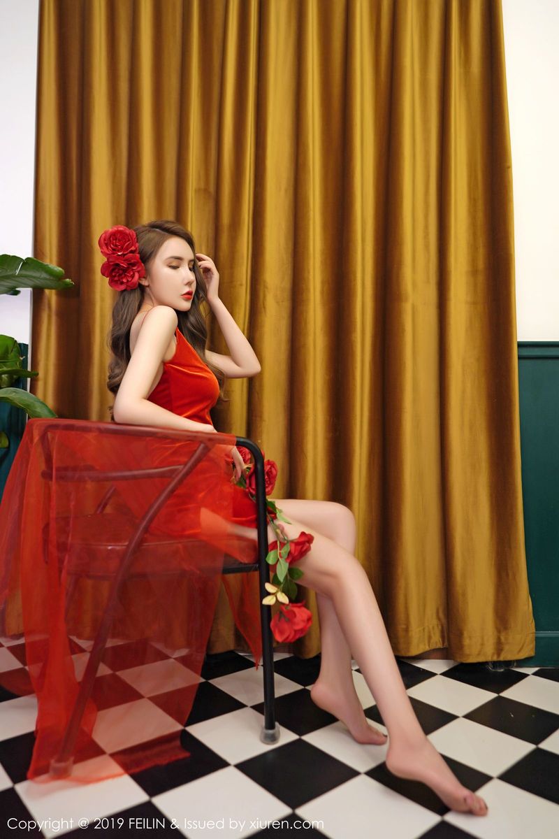 嗲囡囡美女模特伍月yuer红色情趣旗袍职场OL装扮性感写真