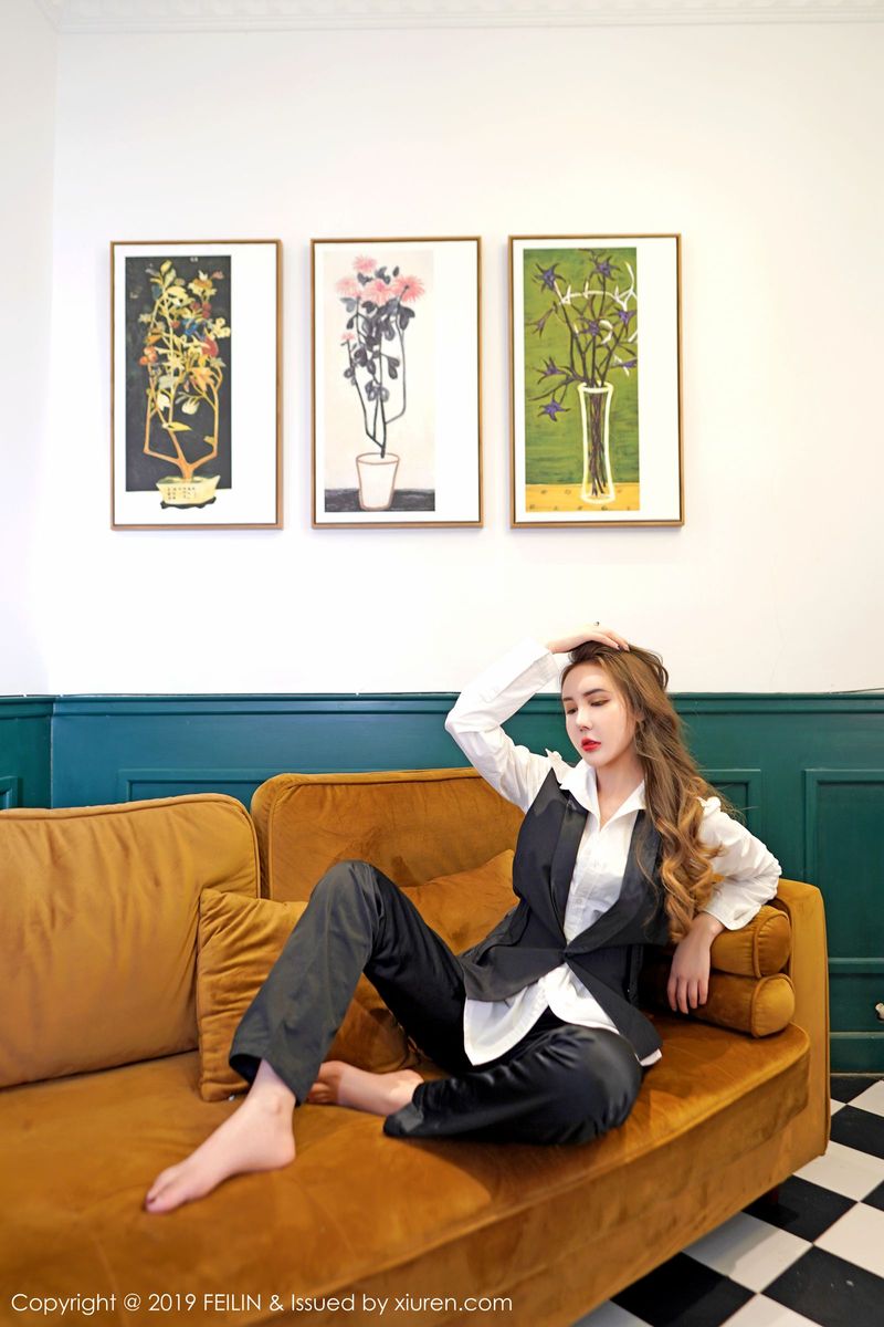 嗲囡囡美女模特伍月yuer红色情趣旗袍职场OL装扮性感写真