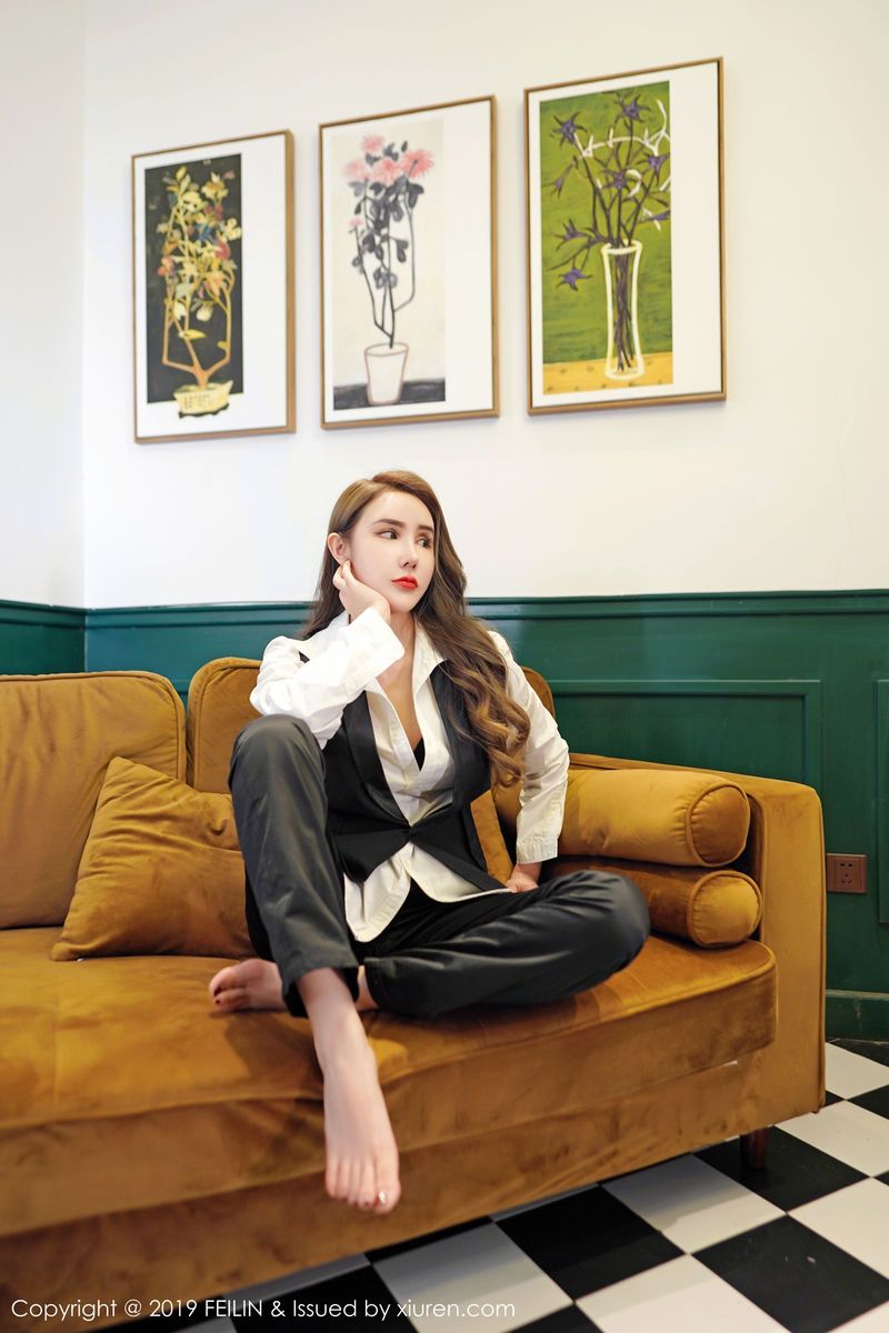 嗲囡囡美女模特伍月yuer红色情趣旗袍职场OL装扮性感写真