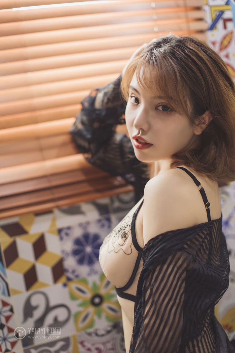YALAYI雅拉伊性感轻熟女黄乐然透视情趣内衣诱惑私房美图