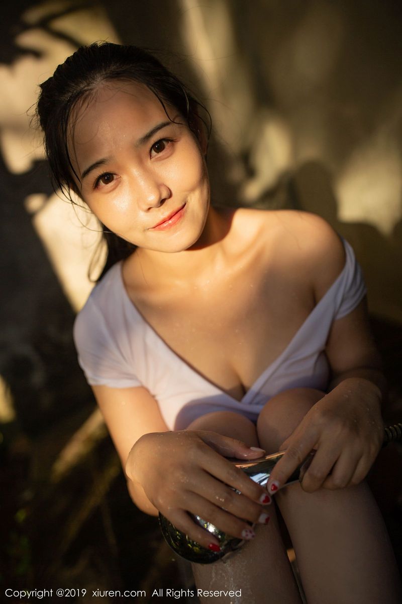 秀人网性感女神徐微微mia泳池美胸翘臀湿身诱惑巴厘岛旅拍