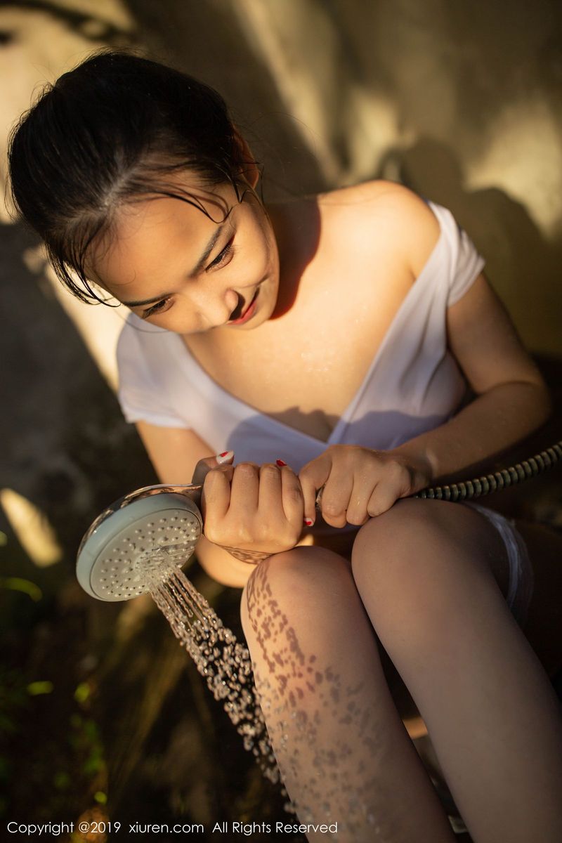 秀人网性感女神徐微微mia泳池美胸翘臀湿身诱惑巴厘岛旅拍