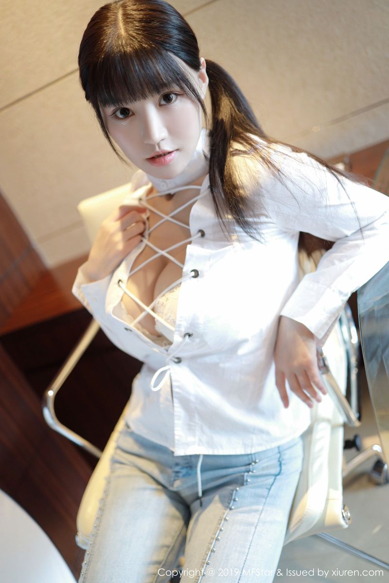 模范学院美女模特Barbie可儿白衬衫童颜巨乳内衣诱惑写真