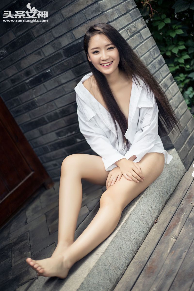 头条女神性感美女张晓雅清纯白衬衫户外真空大尺度写真