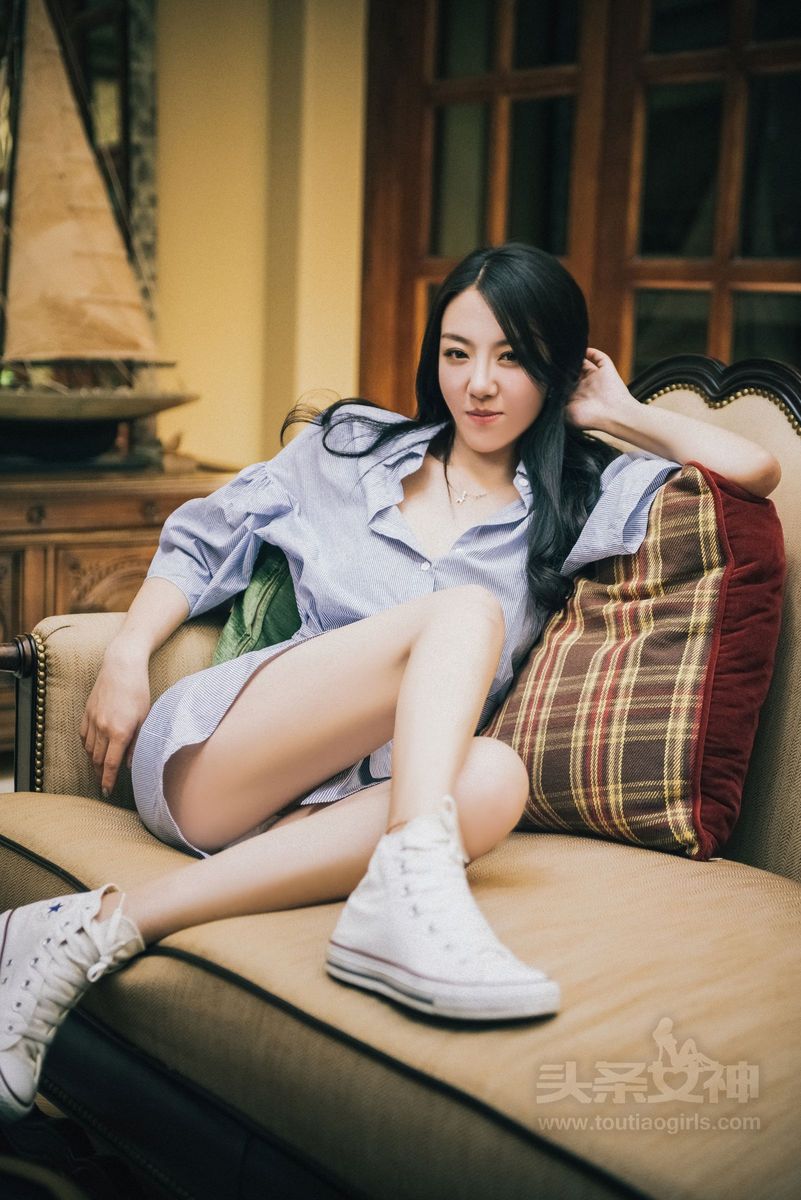 头条女神性感美女贾丹Jessi修身长裙修长美腿户外养眼写真