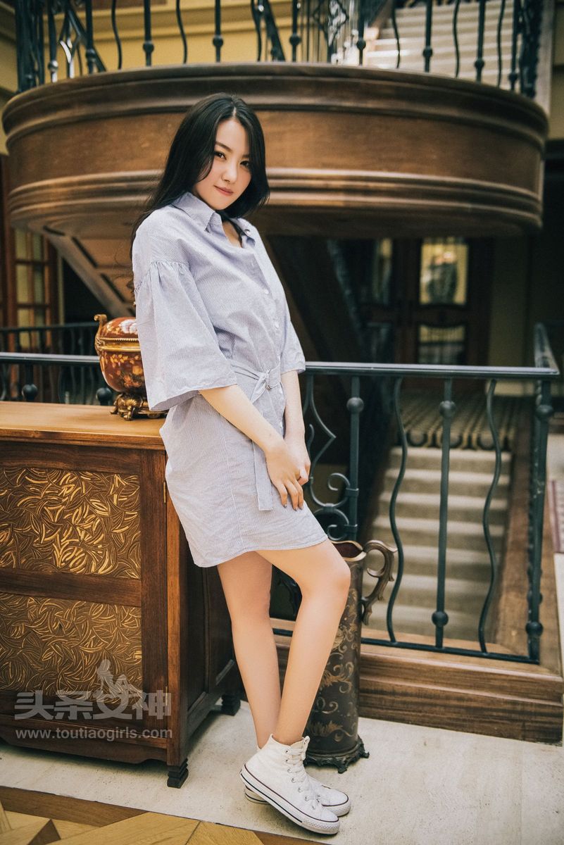 头条女神性感美女贾丹Jessi修身长裙修长美腿户外养眼写真