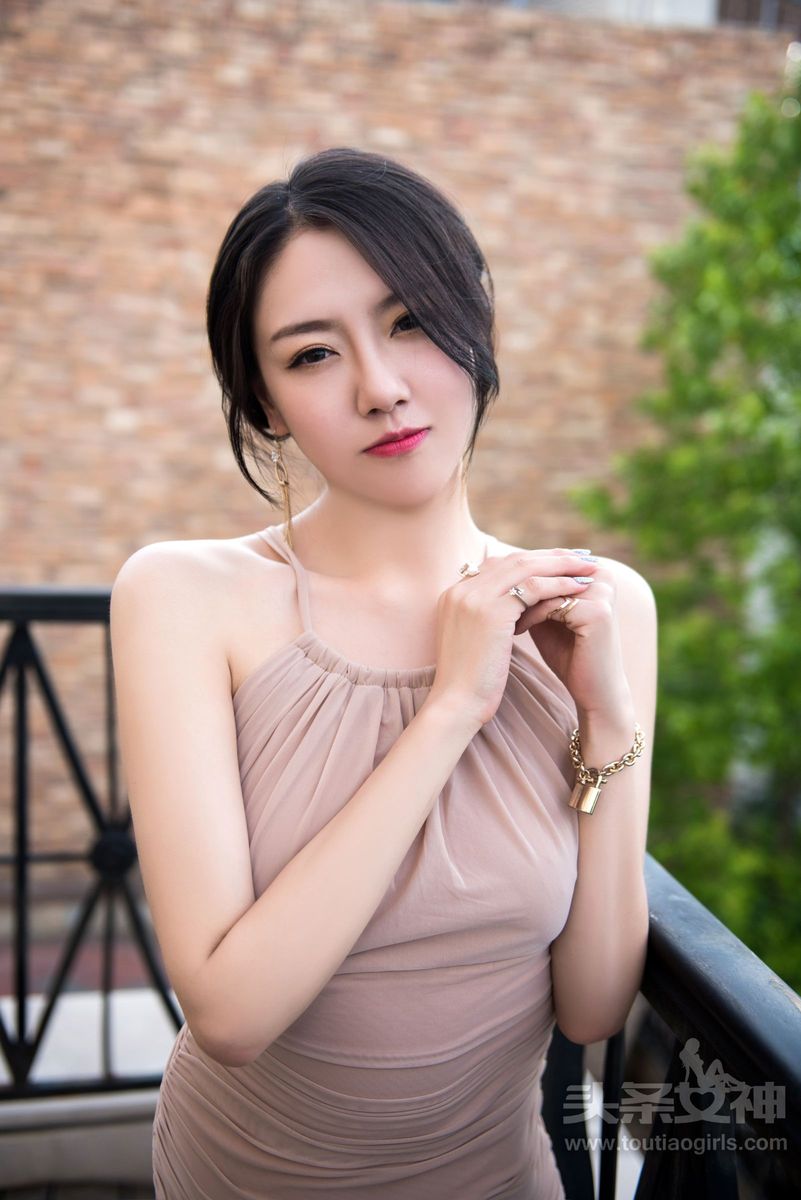 头条女神性感美女贾丹Jessi修身长裙修长美腿户外养眼写真