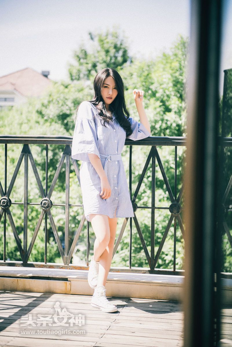 头条女神性感美女贾丹Jessi修身长裙修长美腿户外养眼写真