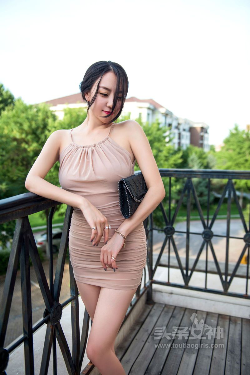 头条女神性感美女贾丹Jessi修身长裙修长美腿户外养眼写真