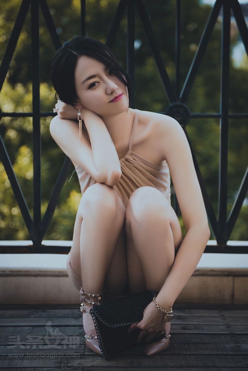 头条女神性感美女贾丹Jessi修身长裙修长美腿户外养眼写真