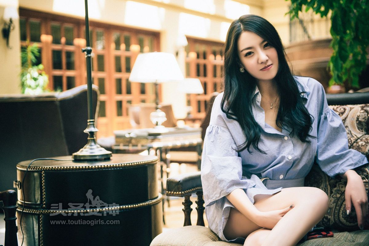 头条女神性感美女贾丹Jessi修身长裙修长美腿户外养眼写真