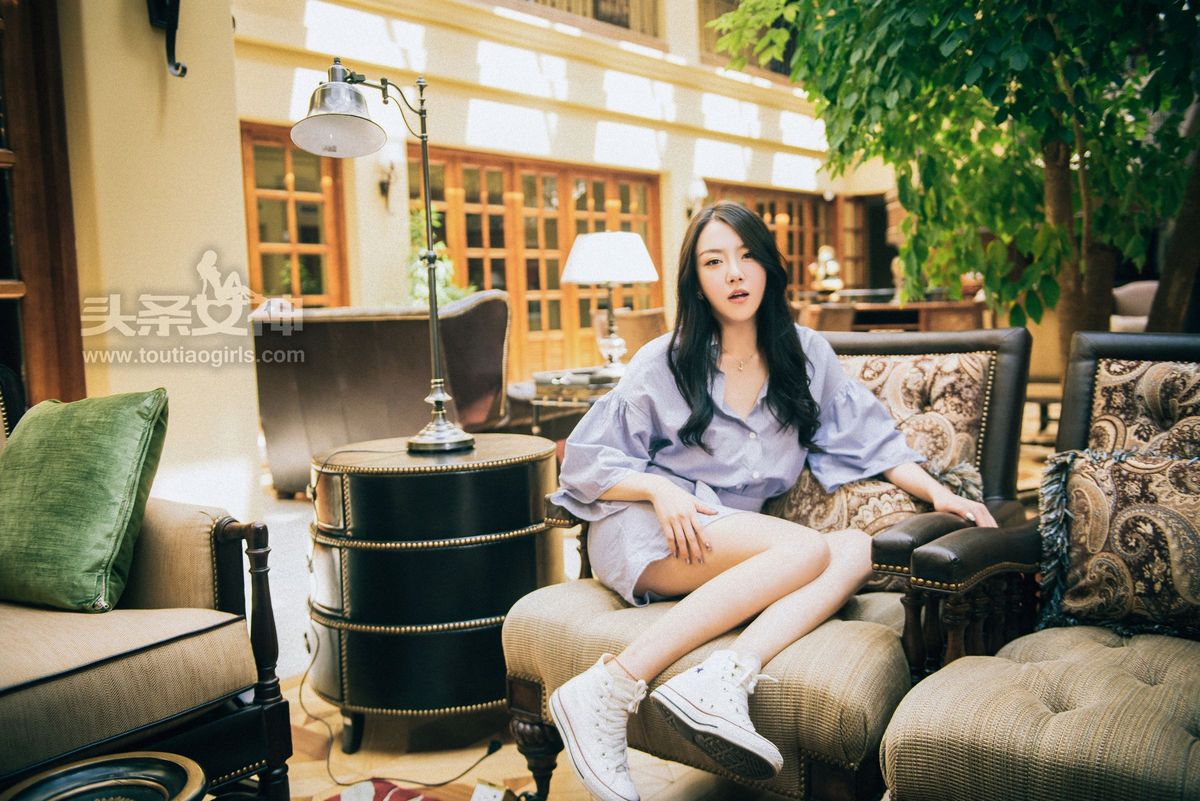 头条女神性感美女贾丹Jessi修身长裙修长美腿户外养眼写真