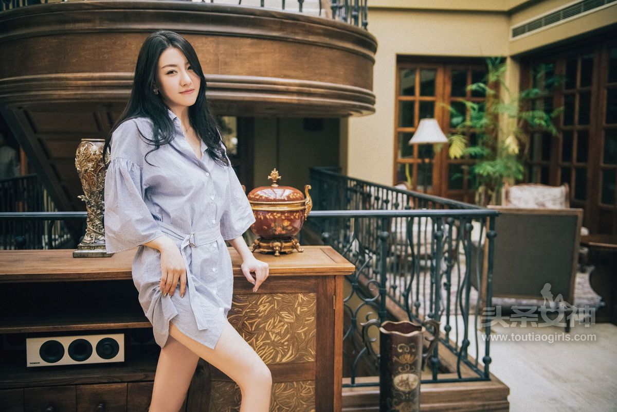 头条女神性感美女贾丹Jessi修身长裙修长美腿户外养眼写真