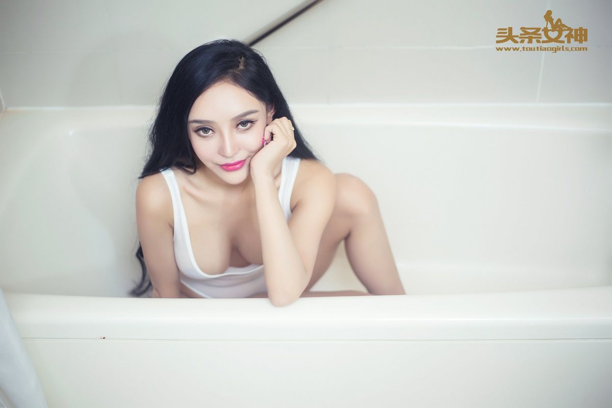 头条女神性感美女洛可可白色死库水浴室极致湿身诱惑写真