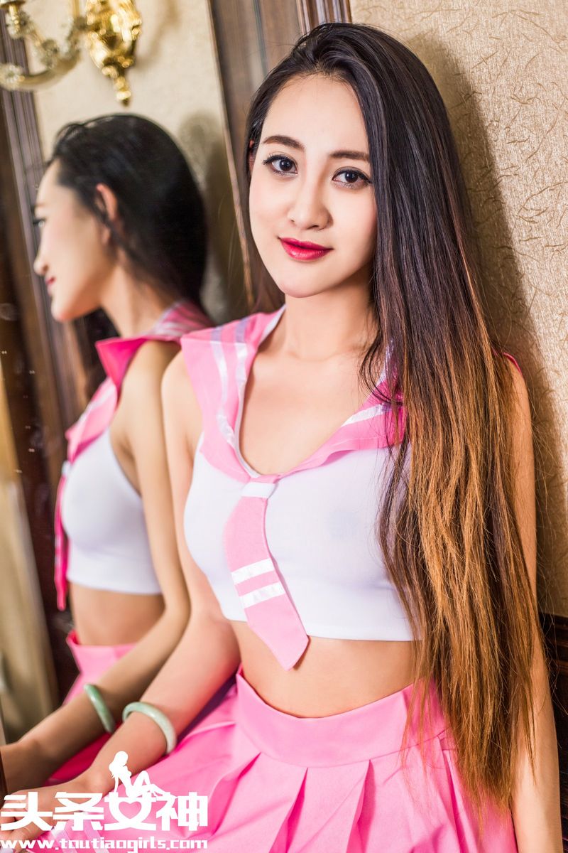 头条女神长发美女瑞宝儿粉色情趣学生装扮性感私房写真