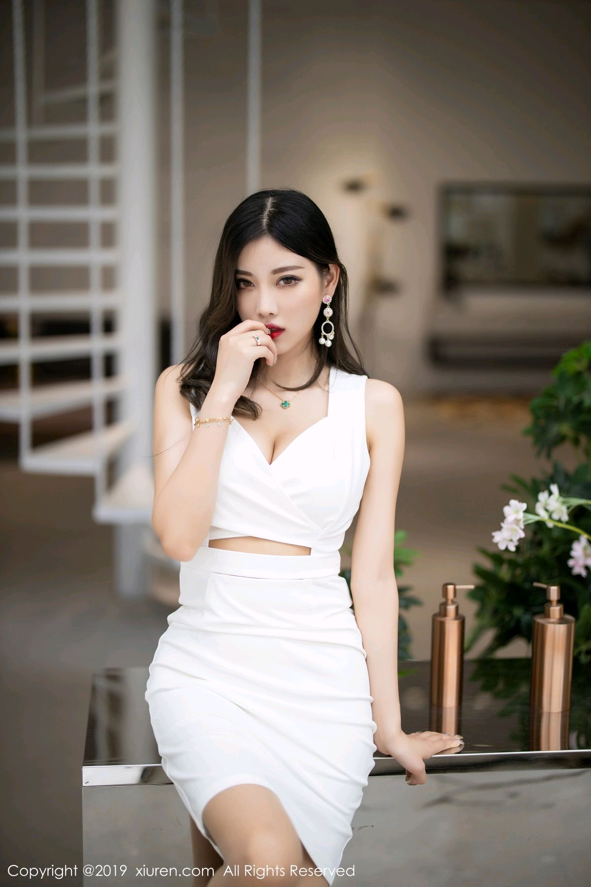 秀人网性感女神杨晨晨sugar白色长裙丝袜美腿足量精彩美图