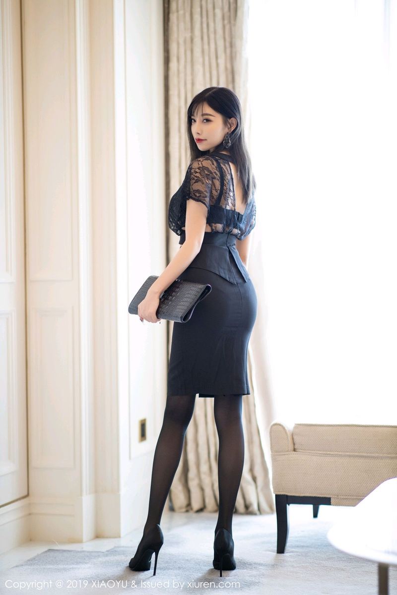 秀人网性感女神杨晨晨sugar黑丝美腿镂空内衣诱惑海南旅拍