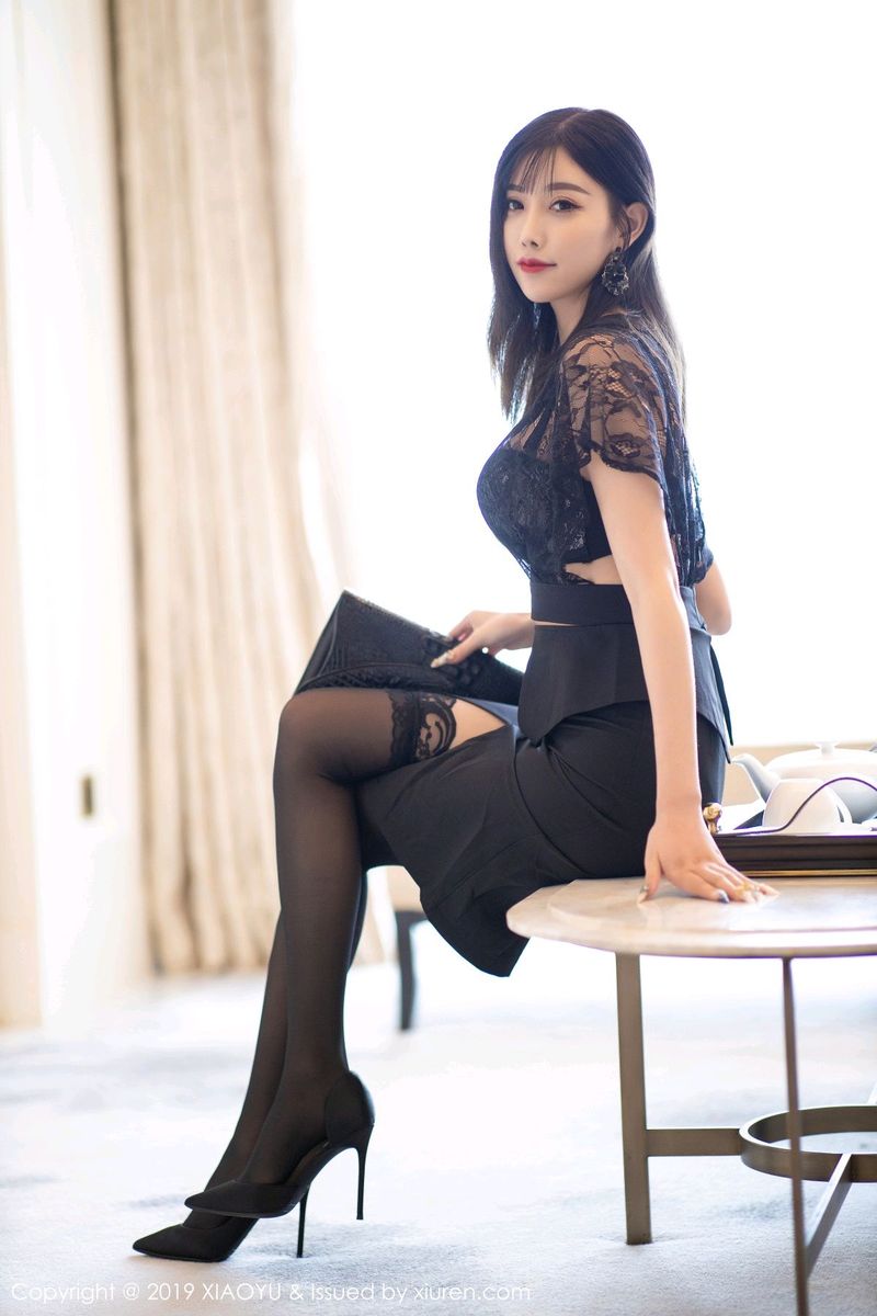 秀人网性感女神杨晨晨sugar黑丝美腿镂空内衣诱惑海南旅拍