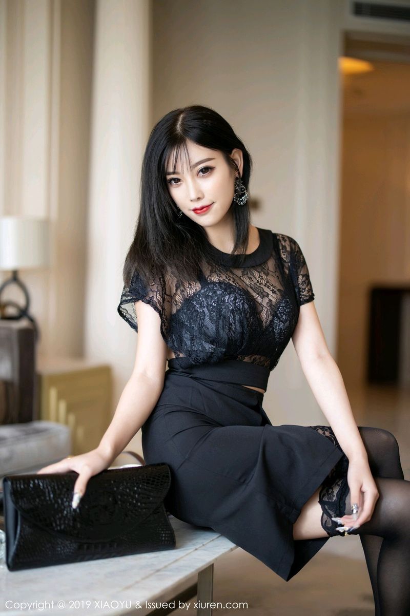 秀人网性感女神杨晨晨sugar黑丝美腿镂空内衣诱惑海南旅拍