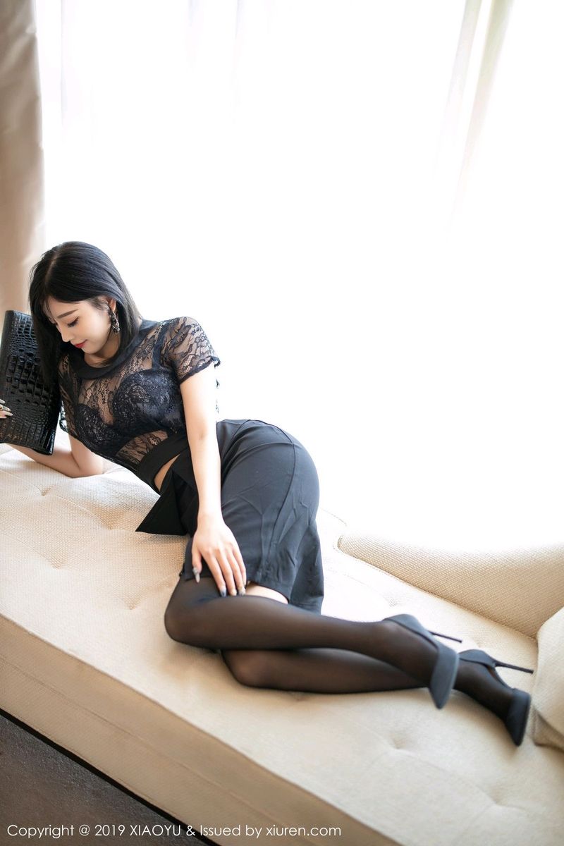 秀人网性感女神杨晨晨sugar黑丝美腿镂空内衣诱惑海南旅拍