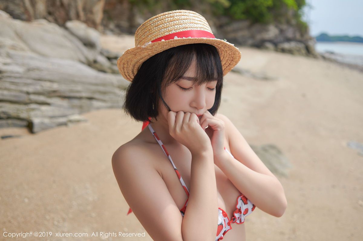 秀人网美女模特卿卿沙滩比基尼内衣诱惑韩国性感私房旅拍