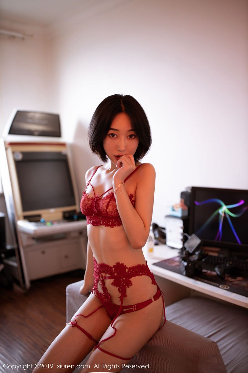 秀人网性感美女小九月玲珑玉体红色情趣内衣诱惑楚楚动人