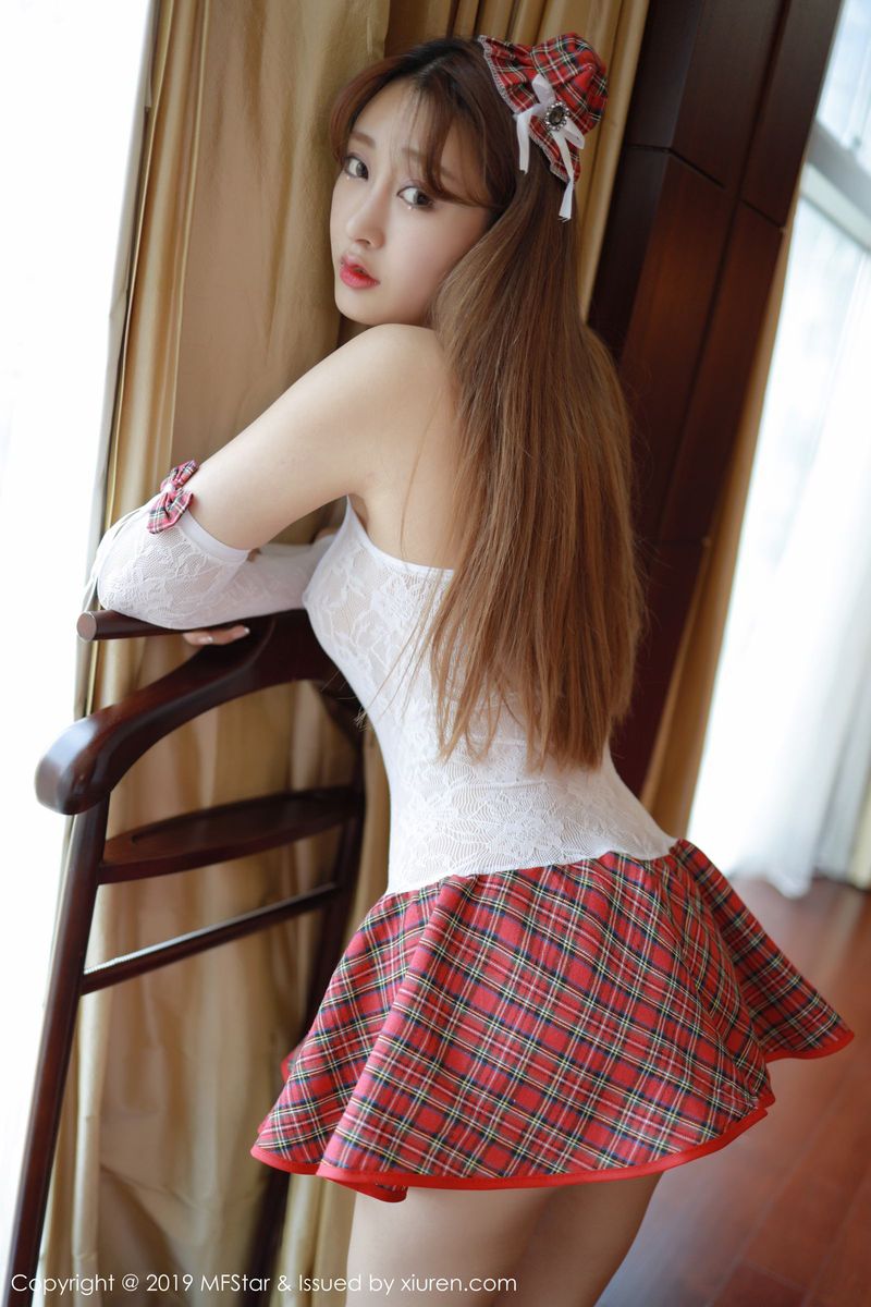 模范学院性感嫩模林子欣学生装镂空内衣格子短裙诱惑写真