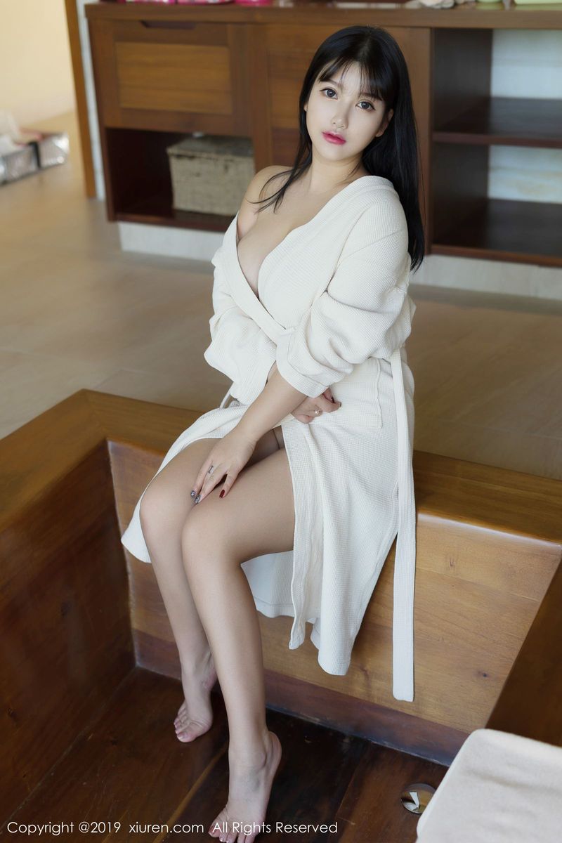 秀人网性感女神小尤奈童颜巨乳浴袍内衣诱惑富国岛旅拍