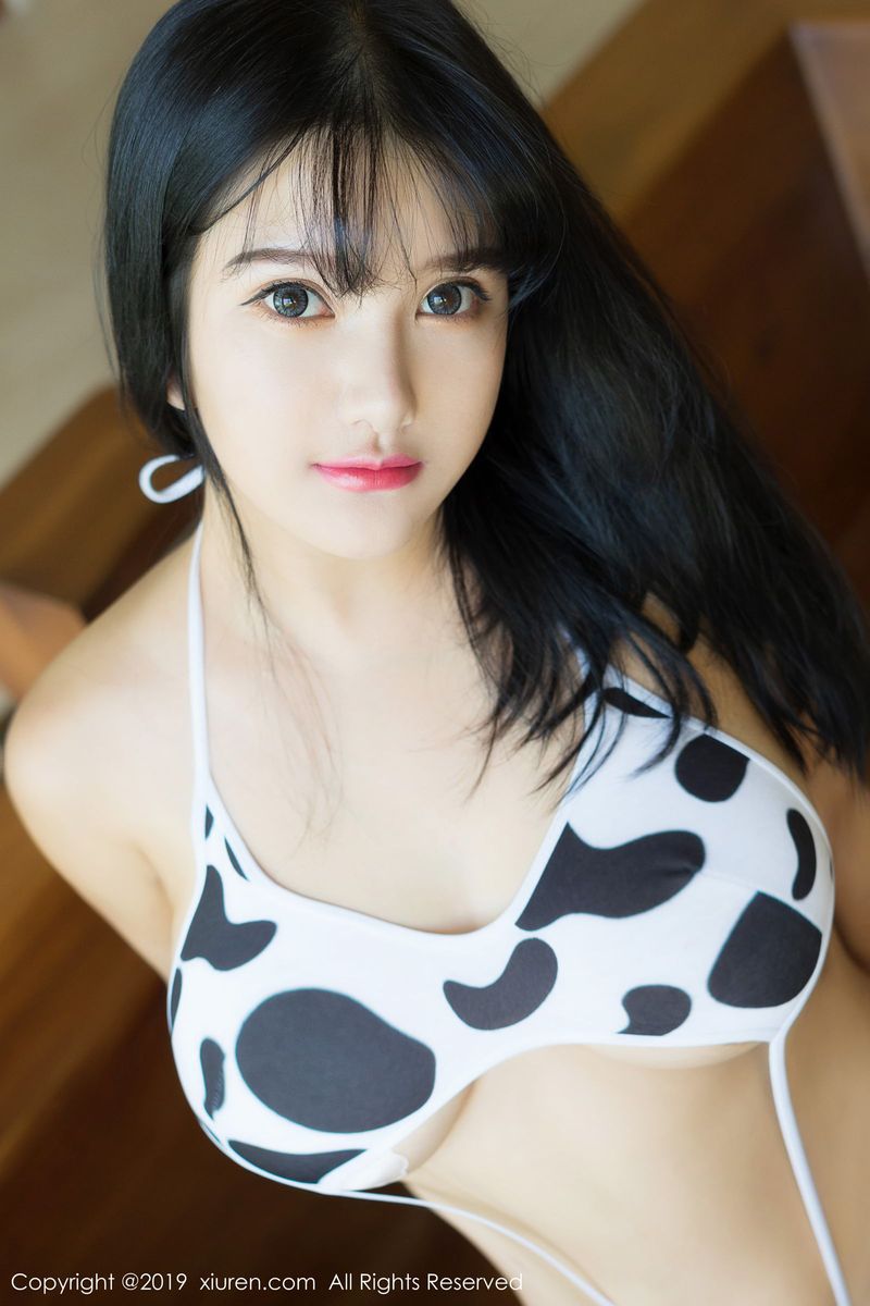 秀人网性感女神小尤奈童颜巨乳浴袍内衣诱惑富国岛旅拍